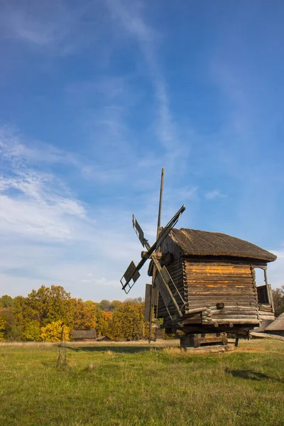 Mulini a vento del Museo Nazionale di Architettura Popolare e Vita di Ucraina — Foto Stock