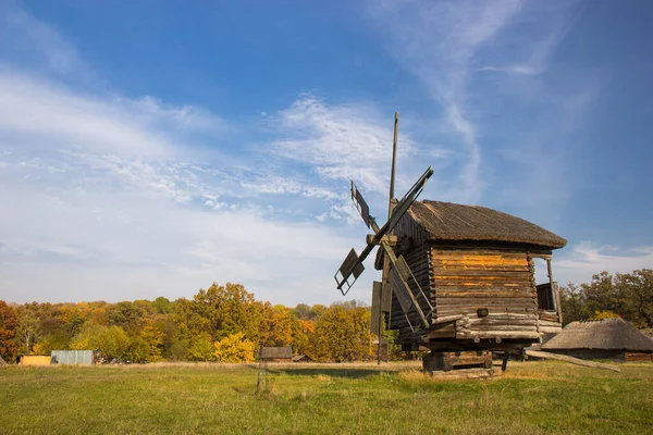 Moulins à vent du Musée national de l'architecture populaire et de la vie de l'Ukraine — Photo