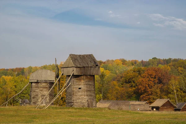 Vindkraftverk i National Museum of Folk Architecture och livet i Ukraina — Stockfoto