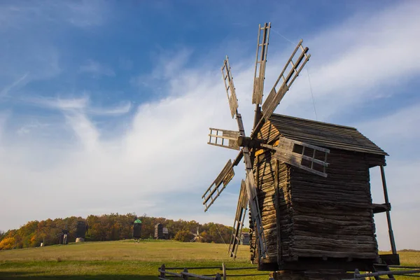 Mulini a vento del Museo Nazionale di Architettura Popolare e Vita di Ucraina — Foto Stock