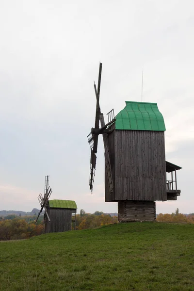 Windmühlen des Nationalmuseums für Volksarchitektur und Leben in der Ukraine — Stockfoto