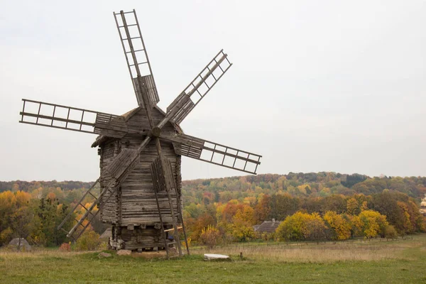 Vindkraftverk i National Museum of Folk Architecture och livet i Ukraina — Stockfoto