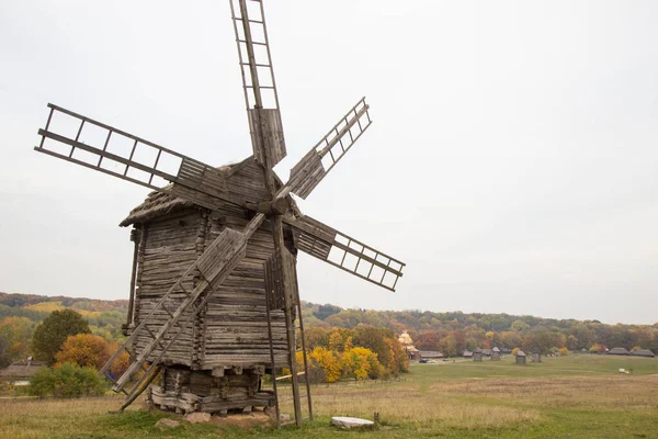 Windmühlen des Nationalmuseums für Volksarchitektur und Leben in der Ukraine — Stockfoto