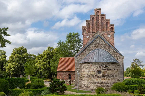 Hagyományos dán templom Verlose városban, Koppenhága régióban — Stock Fotó