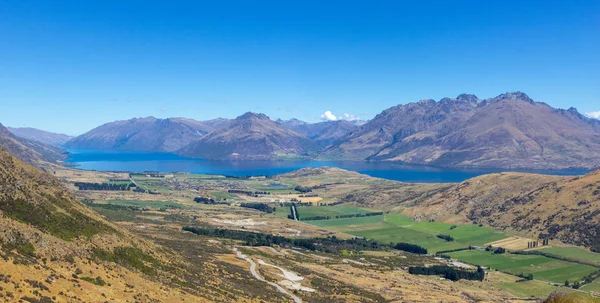 Vista do lago Wakatipu e do vale de Queenstown a partir de Notáveis — Fotografia de Stock