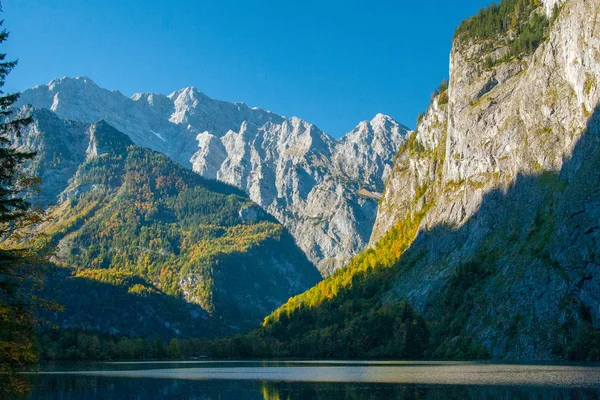 Vista del idílico Obersee, Parque Nacional Berchtesgaden, Baviera —  Fotos de Stock