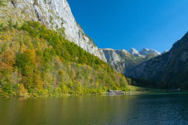 Koenigsee 'deki tepelerin yansıması, Bavyera' da sonbahar zamanı