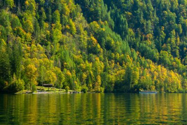 Koenigsee 'deki tepelerin yansıması, Bavyera' da sonbahar zamanı