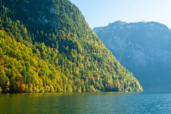 Reflexión de colinas en koenigsee, tiempo de otoño en Baviera —  Fotos de Stock