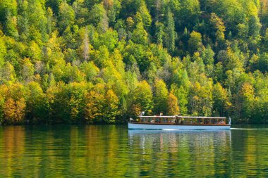 Koenigsee 'deki tepelerin yansıması, Bavyera' da sonbahar zamanı