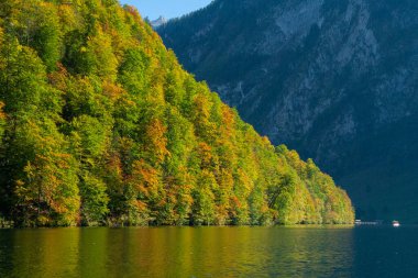 Koenigsee 'deki tepelerin yansıması, Bavyera' da sonbahar zamanı