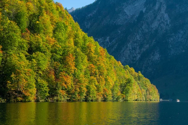 Reflexión de colinas en koenigsee, tiempo de otoño en Baviera —  Fotos de Stock