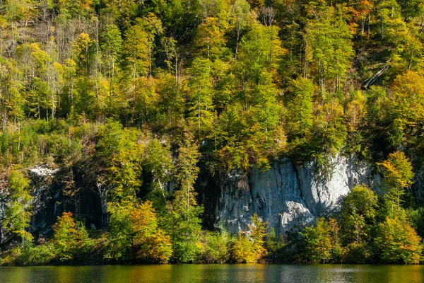 Odraz kopců v koenigsee, podzimní čas v Bavorsku — Stock fotografie