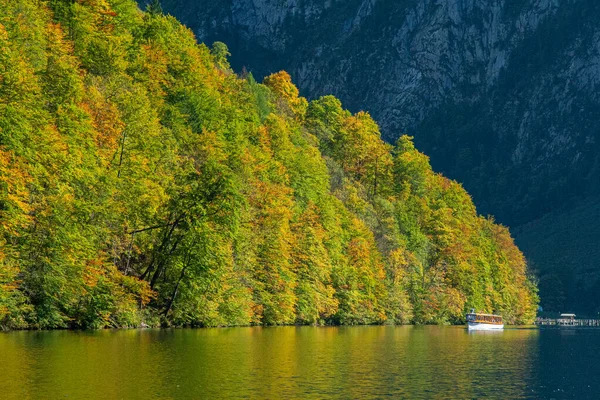 科尼加山脉的倒影，巴伐利亚秋天的时间 — 图库照片