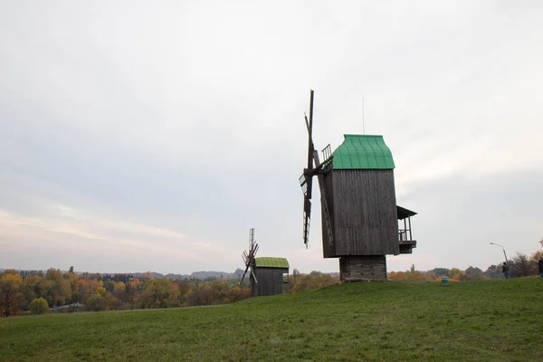 Mulini a vento del Museo Nazionale di Architettura Popolare e Vita di Ucraina — Foto Stock