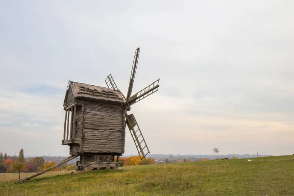 Moinhos de vento do Museu Nacional de Arquitetura Folclórica e Vida da Ucrânia — Fotografia de Stock