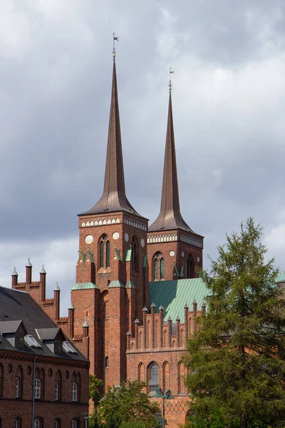 Uitzicht op de beroemde Roskilde kathedraal in Denemarken — Stockfoto