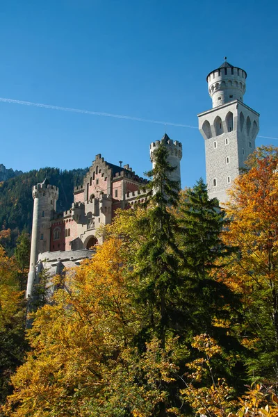 3 października, Fussen: Fasada słynnego zamku Neuschwanstein w Bawarii — Zdjęcie stockowe