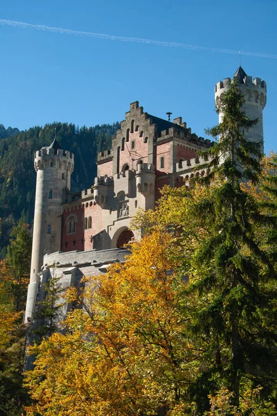 3. října, Fussen: Fasáda slavného zámku Neuschwanstein v Bavorsku — Stock fotografie
