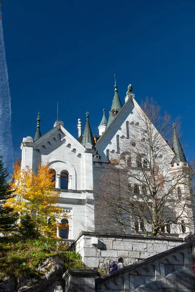 3 października, Fussen: Fasada słynnego zamku Neuschwanstein w Bawarii — Zdjęcie stockowe