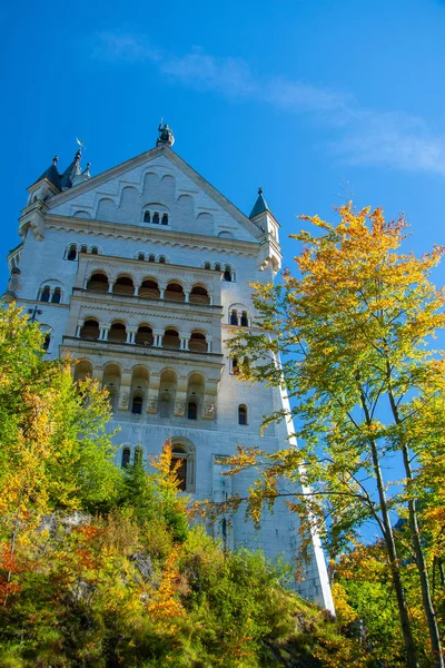 Říjen 2010, Bavorsko: Fasáda slavného zámku Neuschwanstein v Bavorsku — Stock fotografie