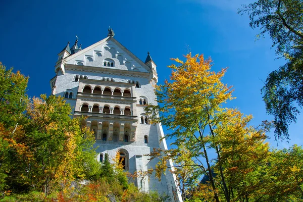 3:e oktober, Fussen: Fasad av berömda Neuschwanstein slott i Bayern — Stockfoto