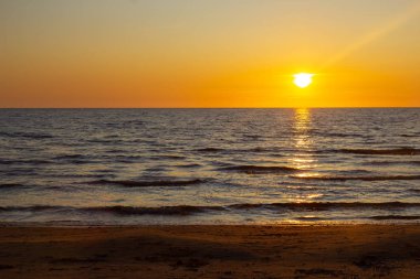 İsveç Mellembystrand 'da gün batımı
