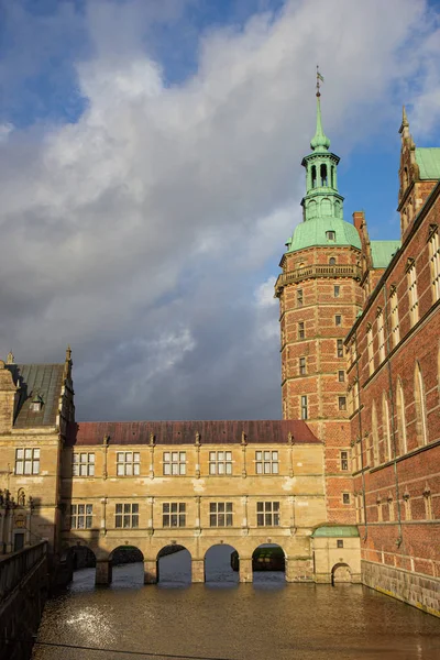 Pohled na fasádu paláce Frederiksborg, Dánsko — Stock fotografie