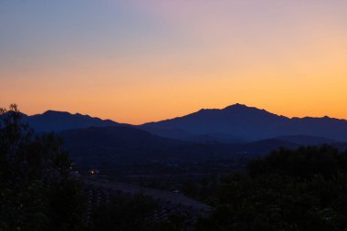 Sardunya 'daki dağların üzerinden gün batımı güzel gökyüzü