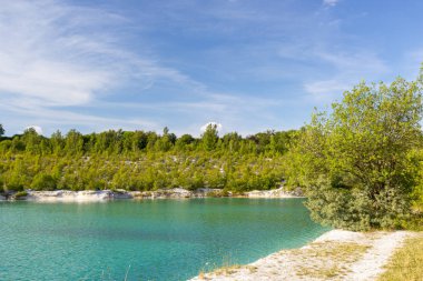 Eskiden tebeşir çukuru olan Karlstrup Kalkgrav Gölü