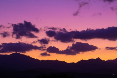 Sardunya 'daki dağların üzerinden gün batımı güzel gökyüzü