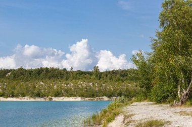 Eskiden tebeşir çukuru olan Karlstrup Kalkgrav Gölü