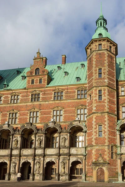 Kilátás a Frederiksborg palota homlokzatára, Dánia — Stock Fotó