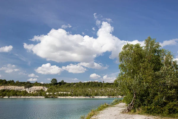 Озеро Карлструп Калкгров, яке колись було крейдяною ямою. — стокове фото