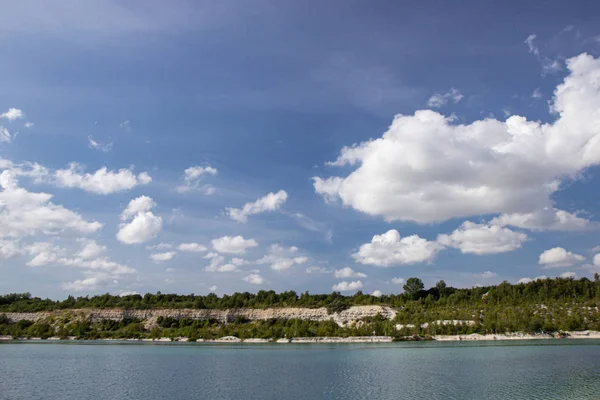 Karlstrup Kalkgrav sjö som brukade vara en kalkgrop — Stockfoto