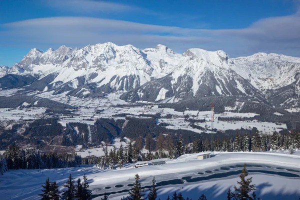 Widok z ośrodka narciarskiego Schladming w kierunku lodowca Dachstein — Zdjęcie stockowe