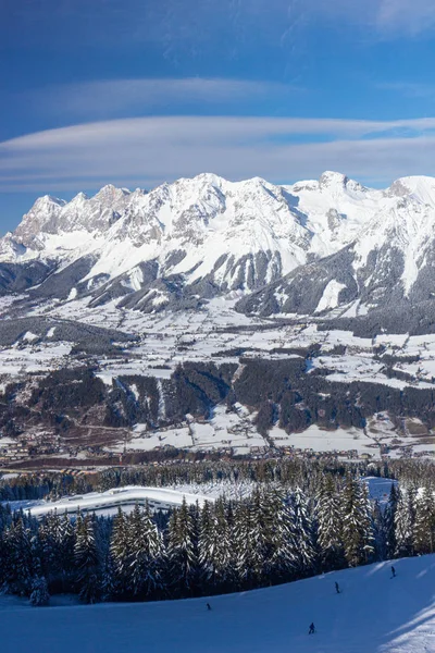 Uitzicht vanaf skigebied Schladming richting gletsjer Dachstein — Stockfoto