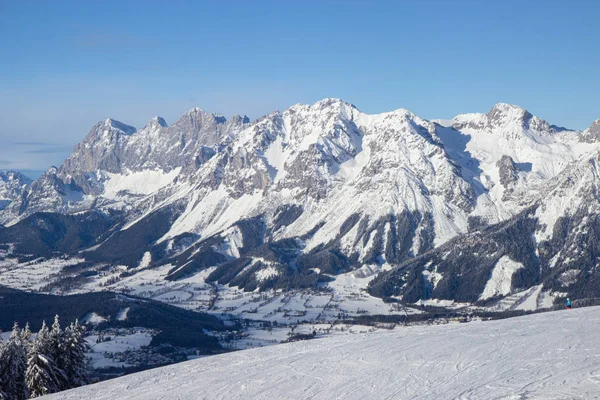 Widok z ośrodka narciarskiego Schladming w kierunku lodowca Dachstein — Zdjęcie stockowe