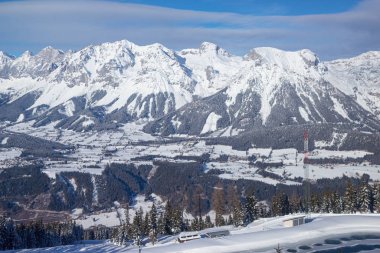 Schladming kayak merkezinden Dachstein buzuluna doğru görüş