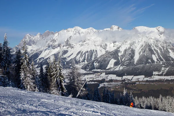 Vista dalla stazione sciistica di Schladming verso il ghiacciaio di Dachstein — Foto Stock