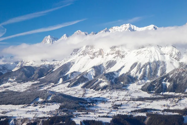 Uitzicht vanaf skigebied Schladming richting gletsjer Dachstein — Stockfoto