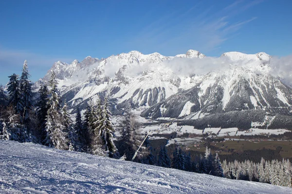 Kilátás Schladming síközpontból a Dachstein gleccser felé — Stock Fotó