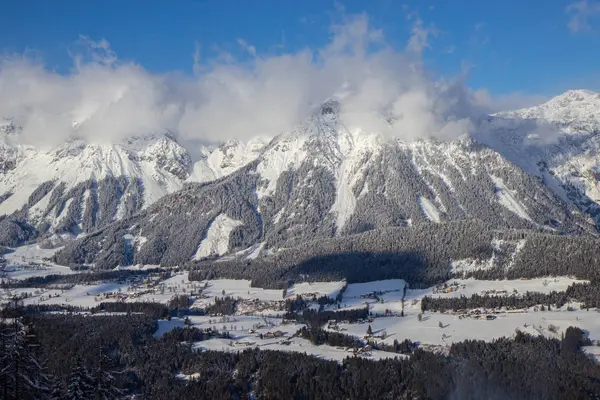 Uitzicht vanaf skigebied Schladming richting gletsjer Dachstein — Stockfoto