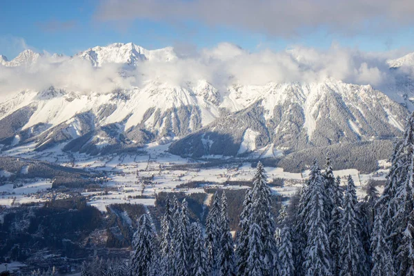 Blick vom Skigebiet Schladming auf den Dachsteingletscher — Stockfoto