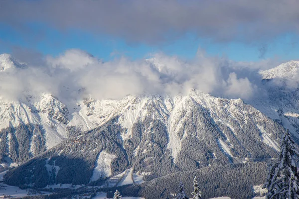 Uitzicht vanaf skigebied Schladming richting gletsjer Dachstein — Stockfoto