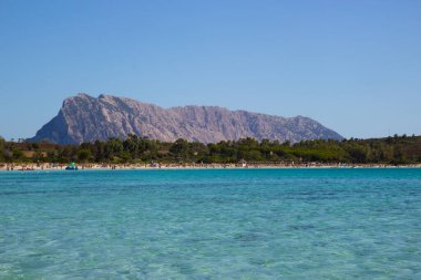 Sardunya sahillerinden Isola Tavolara 'nın manzarası