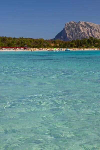 Uitzicht op Isola Tavolara vanaf Sardinië stranden — Stockfoto