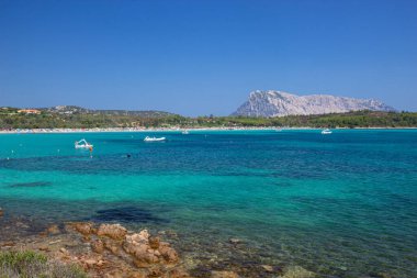 Sardunya sahillerinden Isola Tavolara 'nın manzarası