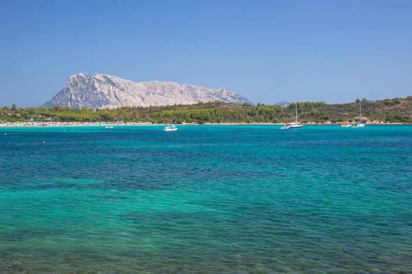 Vue sur Isola Tavolara depuis les plages de Sardaigne — Photo