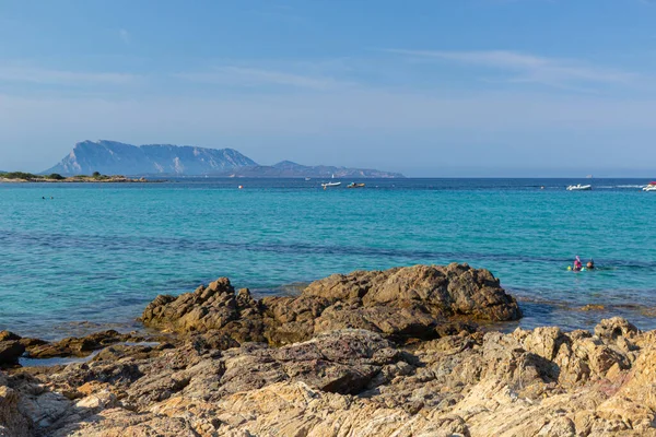 Uitzicht op Isola Tavolara vanaf Sardinië stranden — Stockfoto